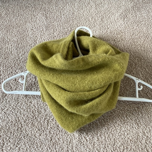 Jackpot angora wool scarf. O/S green in excellent condition - Picture 7 of 8